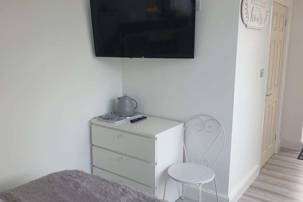 Near Liverpool Double Bedroom Hideaway 威勒尔 外观 照片