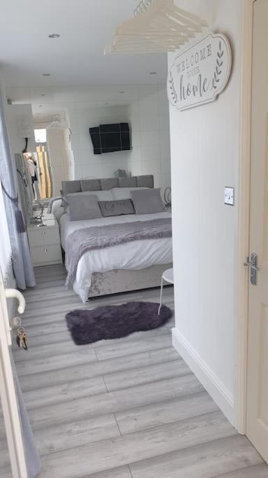 Near Liverpool Double Bedroom Hideaway 威勒尔 外观 照片